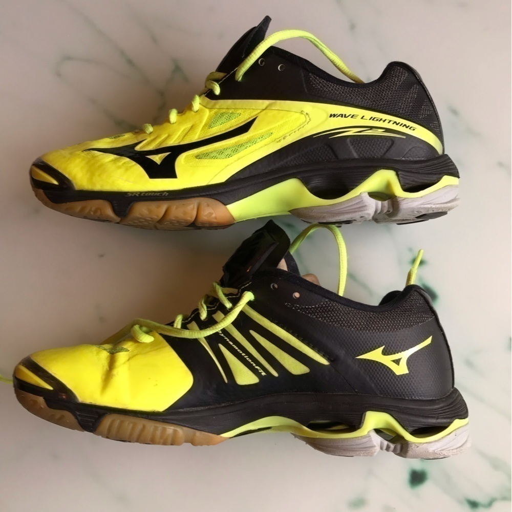 MIZUNO Womenโs Wave Lightening Z2 court shoes. Womenโs size 9.5.